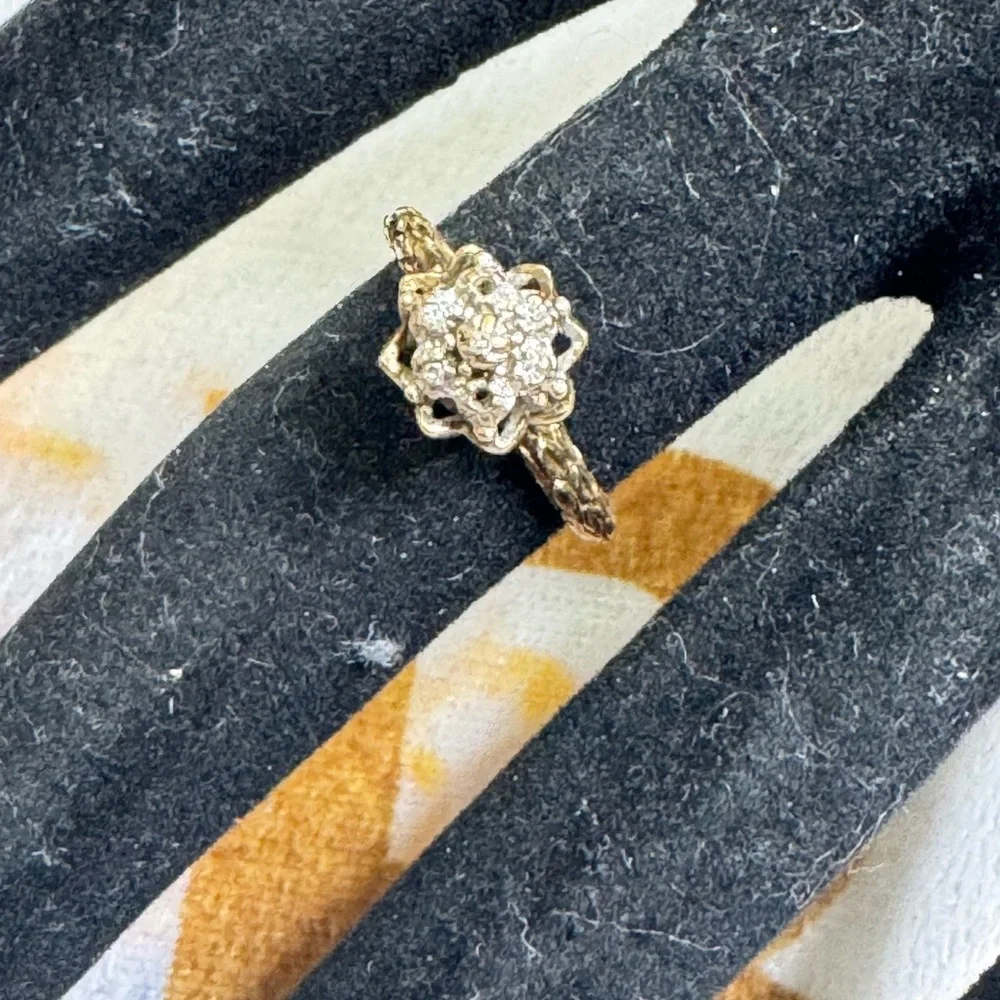 Vintage 10 Karat Plumb Gold Diamond Cluster Ring (Missing 2 Stones)